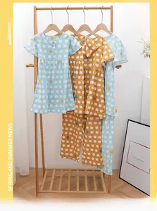 Détail d'un ensemble pyjama en coton avec motifs d'animaux mignons et manches à volants