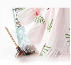 Détail de la manche à volants sur la chemise de nuit rose en coton à motif flamant rose