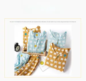 Détail de pyjama en coton double gaze respirant avec des motifs d'animaux mignons