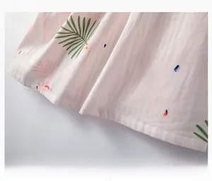 Détail de l'ourlet de la chemise de nuit en coton rose à motif flamant rose