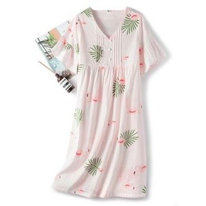 Nuisette en coton rose avec imprimé flamant rose, col en V et manches à volants