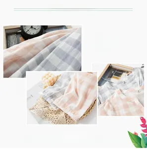 Dettaglio camicia da notte in garza di cotone a quadretti con scollo a V in blu e rosa