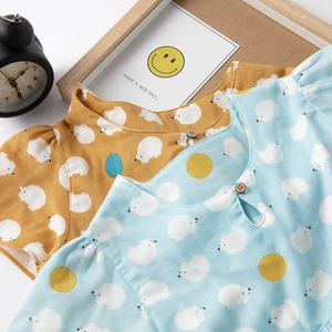 Pyjama court en coton avec imprimé hérisson mignon en jaune et bleu clair