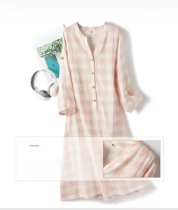 Dettaglio della camicia da notte in cotone a quadretti arancioni con scollo a V e bottoni