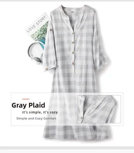 Dettaglio della camicia da notte in cotone a quadri grigi con scollo a V e bottoni