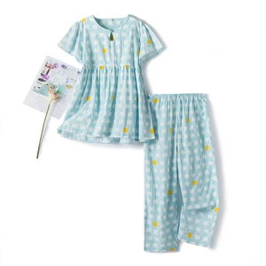 Pyjama femme en coton bleu clair avec imprimé nuages et manches courtes