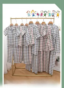 Détail du tissu en double gaze 100% coton sur le pyjama à carreaux pour enfants
