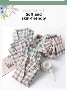 Détail d'un pyjama en coton doux à carreaux avec chemise boutonnée et textile souple