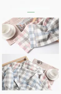 Détail du pyjama en gaze de coton doux avec motif à carreaux rose et bleu clair