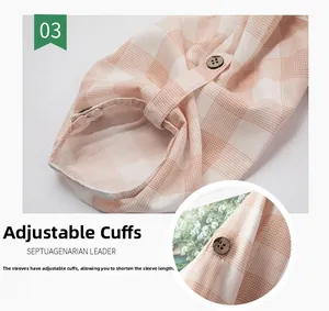 Dettaglio della manica della camicia da notte in cotone rosa con cinturino e bottone