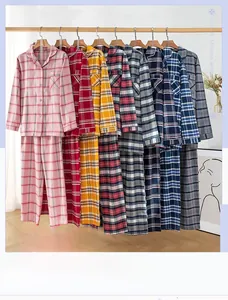 Détail de pyjamas en flanelle de coton à carreaux suspendus dans un intérieur