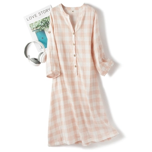 Camicia da notte da donna in garza di cotone a quadretti rosa con scollo a V e bottoni