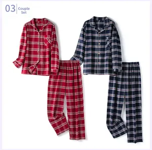 Détail d'ensembles de pyjamas en flanelle à carreaux rouge et bleu marine pour couples