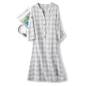 Camicia da notte minimalista in cotone vichy grigio con scollo a V e bottoni in legno