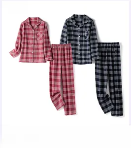 Détail d'un pyjama en coton à carreaux rouge et bleu marine avec col à revers