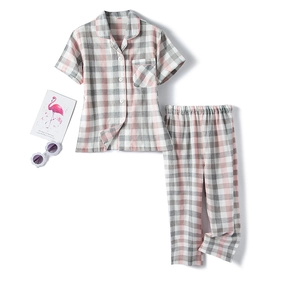 Pyjama deux pièces en coton à carreaux rose et gris avec chemise à manches courtes