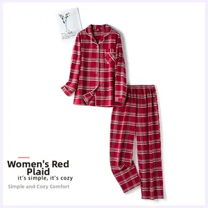 Détail d'un pyjama en coton à carreaux rouges avec liseré blanc et poche poitrine