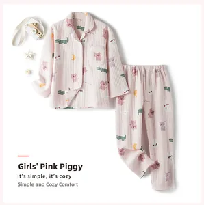 Détail du pyjama matelassé rose pour filles avec motifs animaux et texture gaufrée
