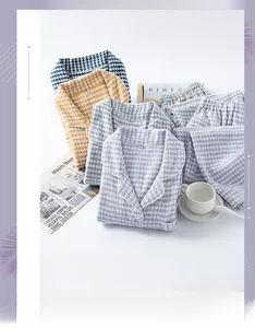 Gros plan d'un ensemble de pyjamas en flanelle de coton épais à motif pied-de-poule