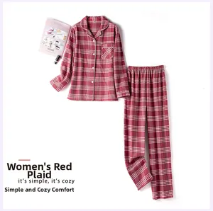 Ensemble de pyjama en coton à carreaux rouges pour femmes présenté à plat sur fond blanc