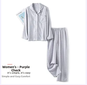 Détail d'un pyjama en coton à motif pied-de-poule violet avec col à revers et poche