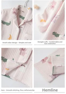Vue détaillée du pyjama matelassé pour enfants avec motifs animaux et liseré rose doux