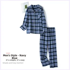 Détail du haut de pyjama homme en coton à carreaux bleu marine avec liseré blanc