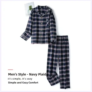 Vue détaillée d'un ensemble de pyjama en coton à carreaux bleu marine avec haut boutonné