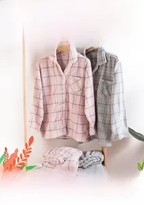 Détail de pyjamas épais en flanelle 300g à carreaux rose et gris avec cols boutonnés doux