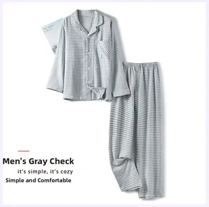 Détail du motif pied-de-poule gris sur pyjama en coton épais pour homme avec passepoil