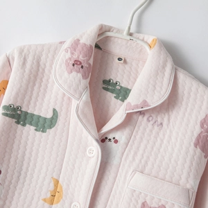 Pyjama matelassé rose pour enfants avec motifs animaux mignons et boutons sur le devant