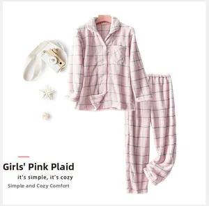 Vue détaillée du pyjama thermique en polaire corail à carreaux roses pour enfants