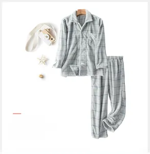 Vue détaillée du pyjama en polaire corail à carreaux gris pour garçon sur blanc