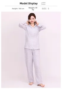 Détail du pyjama en coton pied-de-poule lilas avec col à revers et poche sur la poitrine
