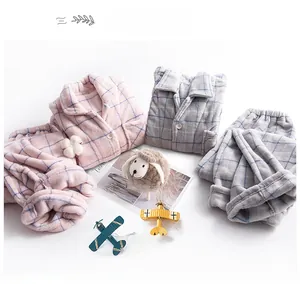 Détail de pyjamas en polaire corail à carreaux rose et gris avec texture peluche