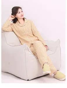 Détails du pyjama en coton à carreaux jaunes avec revers classiques et passepoil blanc