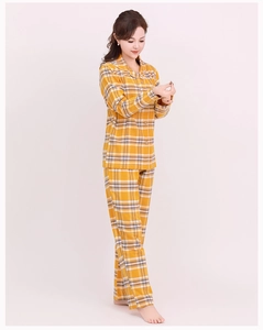 Détail de l'ensemble de pyjama pour femme à carreaux jaune et blanc avec col à revers