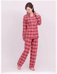 Détail d'un pyjama en coton à carreaux rouges et blancs avec col classique et boutons
