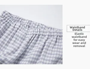 Détail de la taille élastique du pantalon de pyjama en coton à carreaux violets