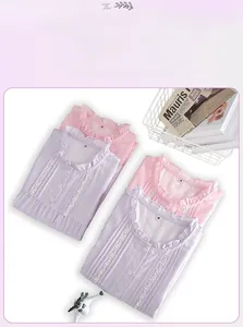 Détail de chemise de nuit en coton à carreaux pour filles avec col dentelle à volants