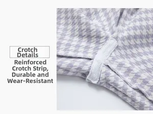 Détail macro de la couture renforcée à l'entrejambe du pyjama en coton à carreaux violets
