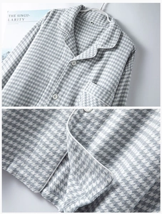 Détail du haut de pyjama en coton pied-de-poule gris avec col à revers et poche
