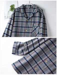 Détail d'un haut de pyjama en coton à carreaux avec boutons en bois et poche