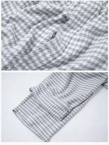 Gros plan sur le pyjama en coton à motif pied-de-poule, détails du bouton et de l'ourlet