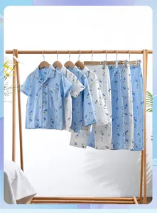 Détail de pyjama en coton pour garçons avec motifs de pelleteuses sur chemise courte