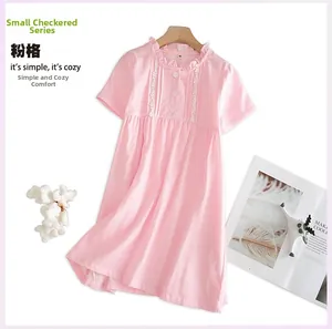 Gros plan détaillé de la chemise de nuit en coton à carreaux roses et dentelle