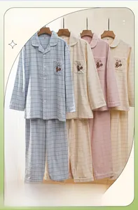 Détails de pyjamas à carreaux en plusieurs couleurs avec broderie d'écureuil