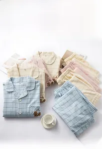 Détail du pyjama en coton brossé double épaisseur avec motif écossais et broderie