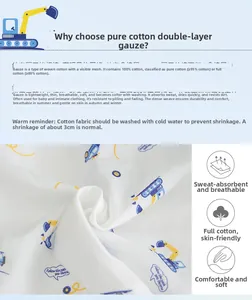 Gros plan sur un tissu en gaze de coton doux avec motifs de camions et d'excavatrices