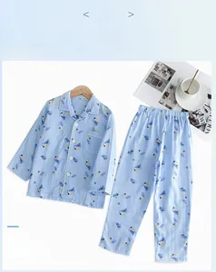 Détail de l'ensemble pyjama bleu pour garçons en coton avec motifs d'excavatrices